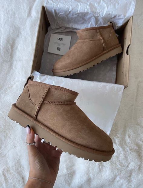 Ugg ultra mini chestnut tan autumn fashion Ugg Mini Boots Outfit, Ugg Ultra Mini Outfit, Ultra Mini Uggs Outfit, Uggs Mini, Ugg Ultra Mini Boots, Chestnut Ugg Boots, Mini Uggs Outfit, Ugg Mini Boots, Ultra Mini Uggs