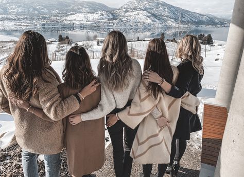 Besties Pictures, City Life Aesthetic, Girls Squad, Friend Group Pictures, Sisters Goals, Sisters Photoshoot Poses, Girl Gang Aesthetic, Best Friend Drawings, Sisters Photoshoot