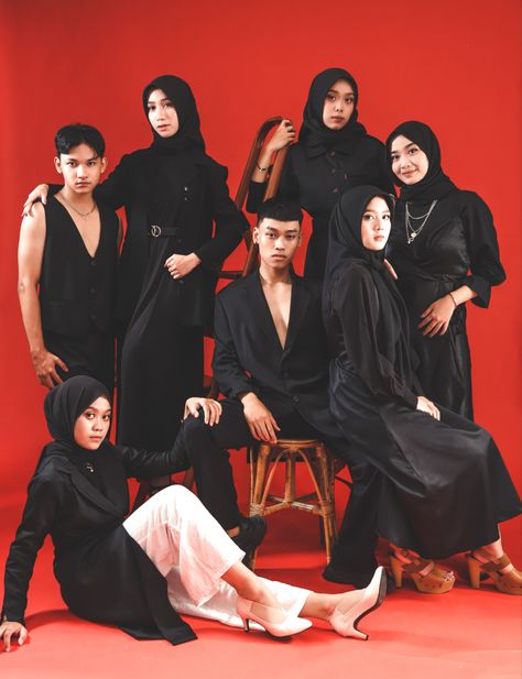 Black Outfit Group Photoshoot, Pictorial Poses Photo Shoots Studio, 6 People Group Photo, Pose Ideas For Trio, Mafia Yearbook, Mafia Photoshoot Ideas, Group Photo Studio, Mafia Photoshoot, Group Shot Photography