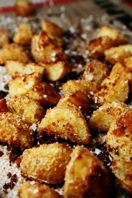 Try ROASTED POTATOES! You'll just need 1 Lb potatoes(cubed), Extra Virgin Olive Oil, 1/3 cup bread Italian seasoned bread crumbs, 2 Tbsp Parmaigiano-... Oven Baked Potatoes, Oven Roasted Potatoes, Baked Potatoes, Side Recipes, Fried Food, Roasted Potatoes, Veggie Dishes, Edamame, Oven Baked