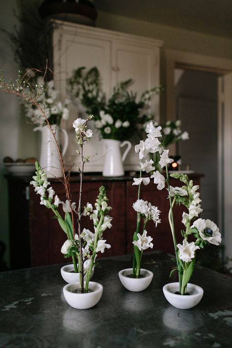 White Ikebana Arrangements, Ikebana Style Arrangements, White Ikebana Wedding, Asian Inspired Floral Arrangements, Anemone Ikebana, Ikebana Arrangements Wedding, Wax Flower Arrangement, Ikebana Centerpiece Wedding, Ikebana Tablescape