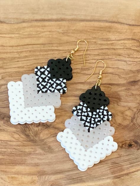 Volleyball Perler Beads, Peeler Bead Earring Ideas, Fuse Beads Earrings, Perler Beads Earrings Ideas, Perler Bead Earrings Patterns, Peeler Earrings, Pixel Earrings, Perler Bead Jewelry, Perler Beads Earrings