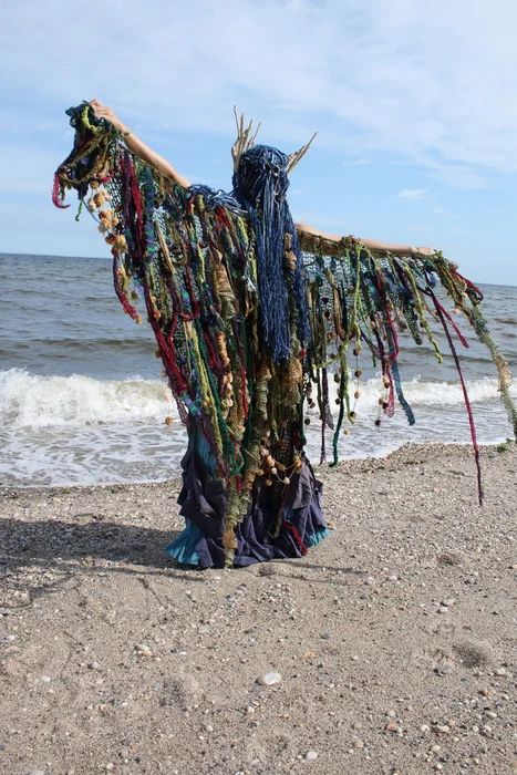 Seaweed Shawl : 7 Steps - Instructables Sea Hag Costume, Seaweed Outfit, Seaweed Fashion, Seaweed Costume, Seaweed Dress, Sea Monster Costume, Slime Costume, Ocean Costume, Sea Witch Costume