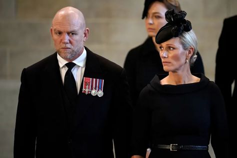 Why was Mike Tindall wearing three medals at the Queen's funeral? Prince Michael Of Kent, Zara Tindall, Peter Phillips, Zara Phillips, Mike Tindall, Reine Elizabeth Ii, Lady Louise Windsor, Reine Elizabeth, Elisabeth Ii