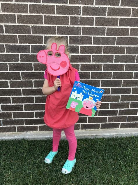 Peppa pig costume from pillow case Peps Pig Costume, Peppa Pig Family Costume, Pig Costume Diy, Peppa Pig Halloween Costume, Peppa Pig Costume, Peppa Pig Books, Peppa Pig Dress, British Icons, Pig Costume