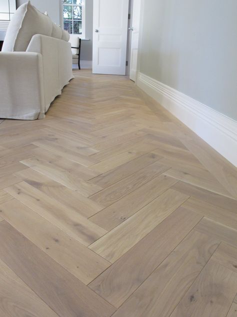 Visgraat, fries zonder bies :-) Misschien zoiets ivm ooit nog te doen uitbreiding keuken/woonmaker? Drawing Room Wooden Floor. Composite Flooring, Herringbone Wood Floor, Herringbone Wood, Natural Flooring, Resilient Flooring, Herringbone Floor, Durable Flooring, Pvc Vinyl, Hard Wood