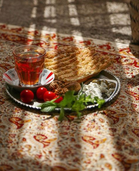 Food Iranian, Persian Restaurant, Persian Tea, Countryside Life, Iranian Cuisine, Persian Cuisine, Iranian Food, Moroccan Food, Persian Food