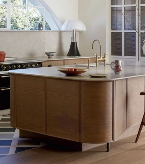 Kitchen island corner curve Kitchen Island Fireplace, Curved Island With Seating, Round Edge Kitchen Island, Round Island Bench, Curved Kitchen Hood, Rounded Edge Kitchen Island, Island With Rounded Corners, Curved Kitchen Island Bench, Rounded Island Countertop