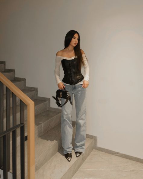 #fashion #outfitoftheday #outfitstyle #lookoftheday #corset #leather #jeans #corsetoutfit Casual Corset Outfit Street Style, Corset Jeans Outfit, Corset Outfit Street Style, Corset And Jeans Outfit, Corset Jeans, Corset And Jeans, Corset Outfit, Dinner Outfit, Leather Jeans