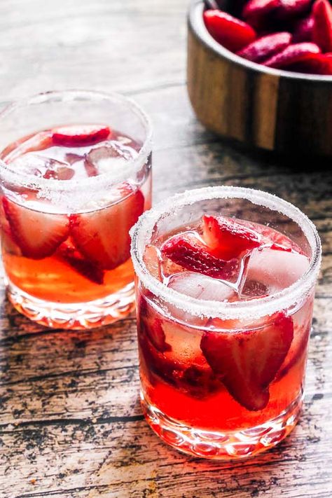 Gin Smash Recipe, Strawberry Cocktail Recipe, Gin Smash, Fourth Of July Recipes, Gin Drink Recipes, Best Gin Cocktails, Strawberry Gin, Strawberry Cocktails, Recipes For Summer