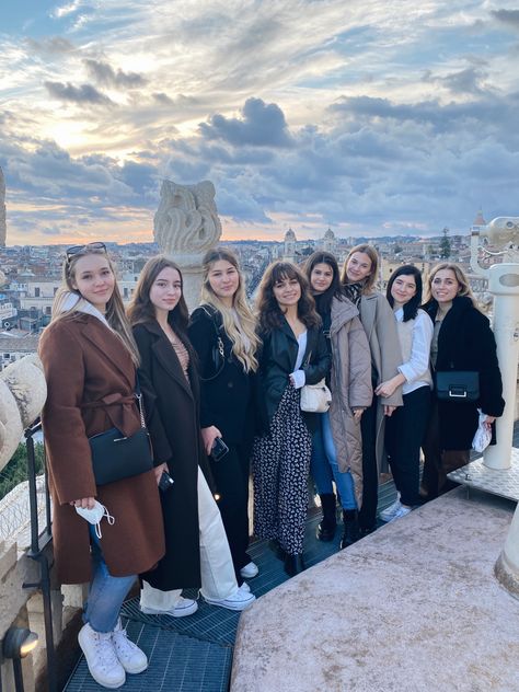 Cousins Friendship, Sightseeing Aesthetic, 5 Days In Paris, Friends Group, Model Poses Photography, Future Goals, Italy Vacation, Friend Poses, Friend Photoshoot