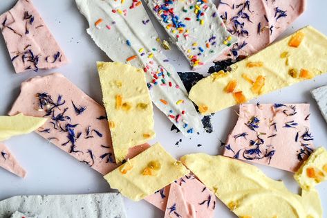 Meringue Bark, Pastel Baking, Mediterranean Desserts, Lollipop Recipe, Smore Recipes, Dehydrated Foods, Easter 2024, Candy Bark, Healthy Vegan Desserts