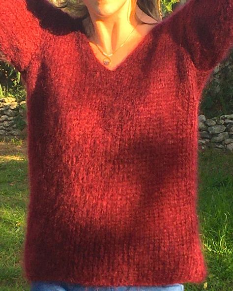 Voici un modèle très facile à réaliser dans une belle laine Kit mohair, le tout en vente à la Droguerie une adresse bien connue et… depuis longtemps par les adeptes des loisirs créatifs. #tricot #pullenlaine #laine #tricotaddict #knitting #knittingaddict #mohair #ladroguerie #diy Mohair Cardigan, Diy Couture, Easy Sewing, Knitted Sweaters, Couture, Paris, Sewing, Knitting, Crochet