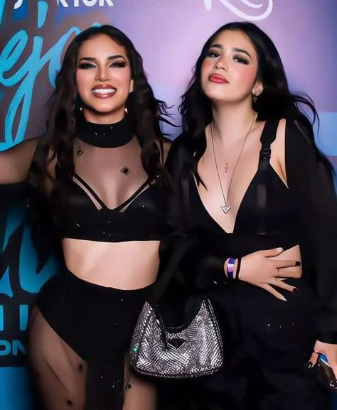 Foto de Kim y Fer en el kl fest 🛐✨ Kim Y Dome, Becky G, Leather Pants, Wonder Woman, Spain, Instagram Photos, Photo And Video, Instagram Photo, Instagram