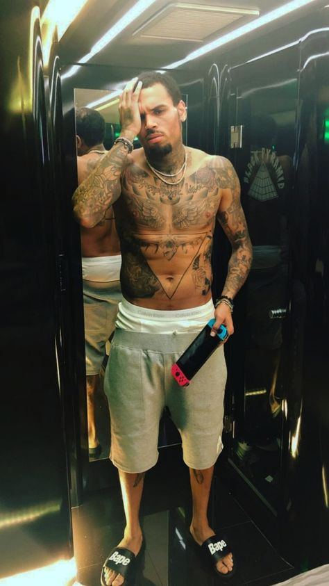 Chris Brown How We Roll, Chris Brown Shirtless, Chris Brown Photos, Brown Pictures, Chris Breezy, Chris Brown Pictures, Male Artists, Breezy Chris Brown, Beard Fade