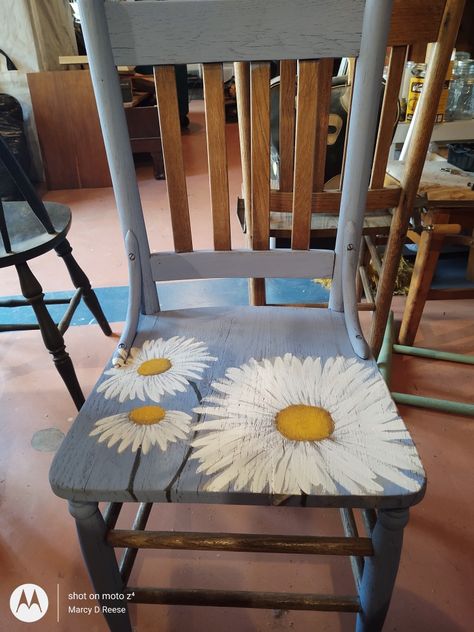 Painted Garden Chairs Ideas, Painted Chair Ideas, Painted Chairs Ideas Inspiration, Wooden Chair Painting Ideas, Painting Wooden Chairs, Wooden Chair Redo, Painted Chairs Ideas, Decoupage Chair, Painted Kids Chairs