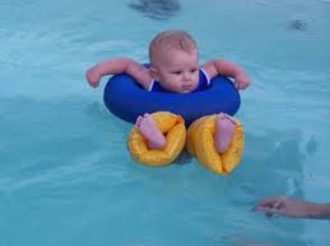 Baby float!!! The Meta Picture, Baby Memes, Memes Hilarious, Pool Time, Memes Humor, Memes Kpop, Have A Laugh, E Card, 인물 사진