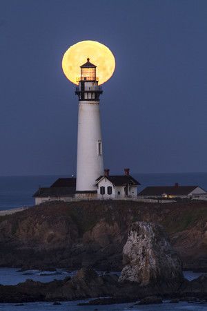 pigeon point Lighthouses Photography, Lighthouse Photos, Lighthouse Pictures, Lighthouse Art, Point Light, Beautiful Lighthouse, Beacon Of Light, The Full Moon, Light House