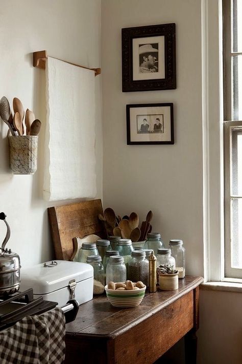 Hanging pot on wall for cooking utensils, table, wood, white walls, kitchen, idea. Kitchen Icon, Bohemian Kitchen, Style Deco, Old Kitchen, Style At Home, Beautiful Kitchens, Home Fashion, Country Kitchen, 인테리어 디자인