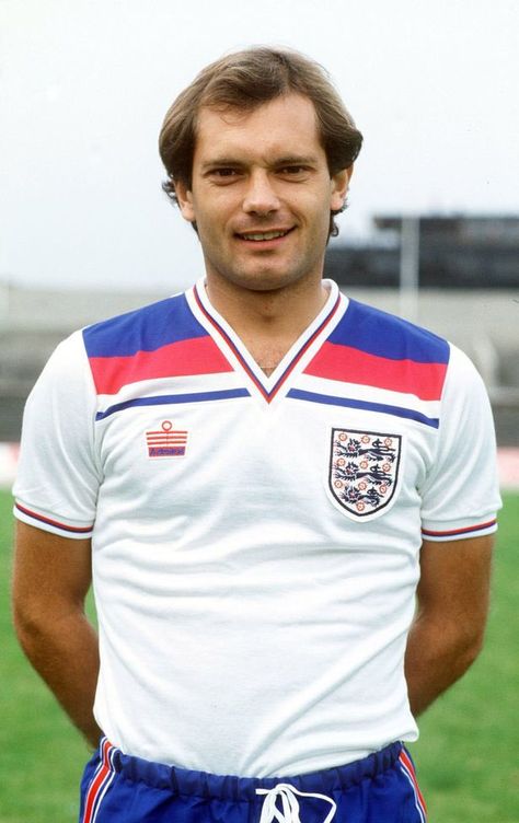 Piers Morgan auf Twitter: "RIP Ray Wilkins, 61. England football legend & one of the nicest men in the game. Very sad news.… " Ray Wilkins, English Football Teams, England Football Players, Sporting Legends, England Football Team, England Players, Manchester United Soccer, Chelsea Football Club, England Football