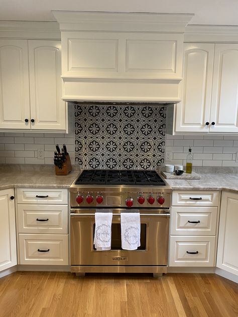 Kitchen Stove Tile Backsplash, Kitchen Backsplash Stove Area, Decorative Tile Behind Stove, Accent Backsplash Behind Stove, Hood Range Ideas, Home Additions Back Of House, Stove Hood Ideas, Kitchen Wall Tile, Hood Range