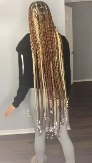 Blonde Braids With Beads, Braids W Beads, Hair Trends 2024, Shine N Jam, Lemonade Braids Hairstyles, Braids Knotless, Summer Hair Trends, Long Haircut, Twisted Hair