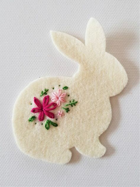 Felt Bunny Pattern, Felt Bunnies, Felt Easter Crafts, Diy Felt Christmas Ornaments, Felt Craft Projects, Felt Animal Patterns, Felt Ornaments Patterns, Hand Sewing Projects, Easter Craft Decorations