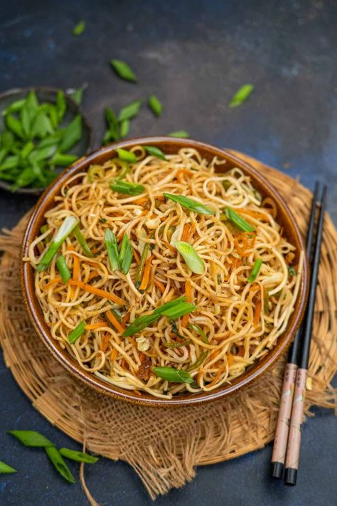 Indo Chinese Food, Veg Hakka Noodles, Veg Chowmein, Hakka Noodles Recipe, Chinese Noodle Recipes, Veggie Noodles Recipes, Hakka Noodles, Asian Noodle Recipes, School Recipes