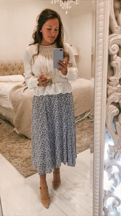 Dresses Casual Modest Classy, Modest 2024 Fashion Trends, Feminine Outfits Casual Summer, Jw Outfits Modest Clothing, Winter Church Outfits For Women Classy, Elegant Modest Outfits, Modest Spring Fashion, Courtney Toliver, Church Outfit Winter