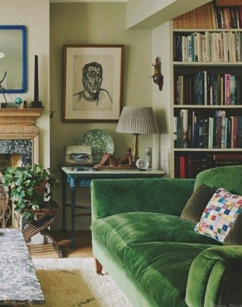 Green Walls Living Room, Lots Of Books, Velvet Sofas, Green Couch, Green Sofa, Trendy Living Rooms, Inspire Me Home Decor, Living Room Green, Stylish Living Room