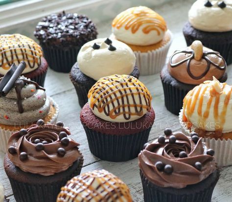 Assorted Cupcakes Ideas, Cupcake Food Truck, Cupcake Assortment, Food Truck Desserts, Assorted Cupcakes, Cupcake Cake Designs, Cupcake Bakery, Gourmet Cupcakes, Delicious Drink Recipes