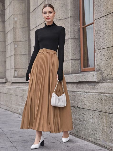 Long Pleated Skirt Outfit Casual, Pleated Skirt Outfit Formal, Cream Pleated Skirt Outfit, Beige Pleated Skirt Outfit, Pleated Long Skirt Outfit, Pleated Skirt Outfit Casual, Brown Pleated Skirt Outfit, Belted Skirt Outfits, Pleaded Skirt Outfits