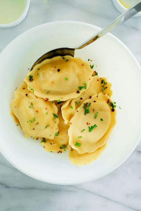 Ravioli With Olive Oil And Garlic, Olive Oil Ravioli Sauce, Pasta Sauces Recipes Olive Oil, Olive Oil Sauce For Ravioli, Easy Ravioli Sauce, Firehouse Recipes, Ravioli Sauce Recipe, Vegetable Ravioli, Cheese Ravioli Recipe