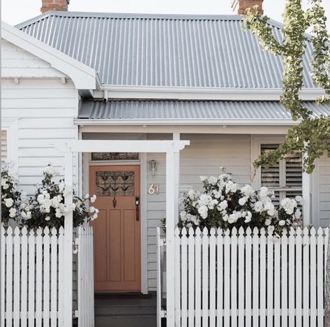 Queenslander Homes Exterior, Cottage Paint Colors, Cottage House Exterior, Weatherboard House, Cottage Painting, Beach House Exterior, Front Yard Design, Cottage Exterior, Farm House Colors