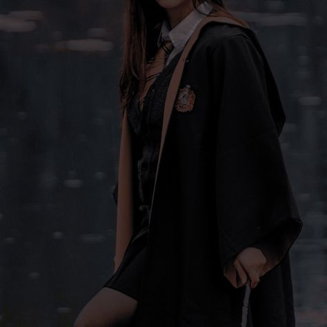 Hufflepuff Student Aesthetic, Hufflepuff Uniform Female Aesthetic, Hufflepuff Outfit Uniform, Hufflepuff Uniform Female, Hufflepuff Outfit Aesthetic, Hufflepuff Aesthetic Outfits, Rosè Aesthetic, Hufflepuff Uniform, Harry Potter Prequel