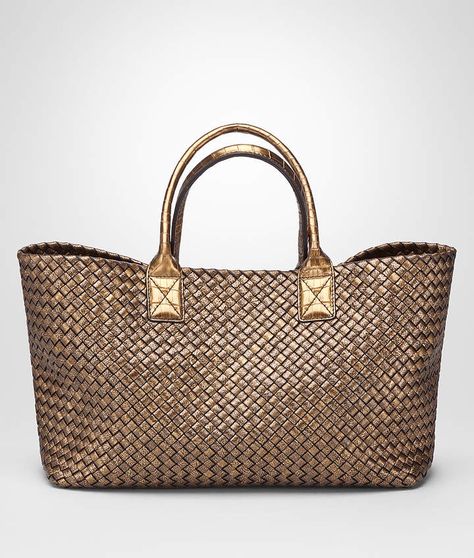 Bottega Veneta ORO SCURO CALF MEDIUM CABAT  #designer #luxury #bag #fashion #affiliate #purse #style #accessories #bottegaveneta #handbags #totebag #tote Bottega Veneta Fashion, Net Leggings, Bottega Veneta Bag, Woven Leather Bag, Elite Fashion, Knitted Bag, Basket Woven, House Keys, Scarf Belt