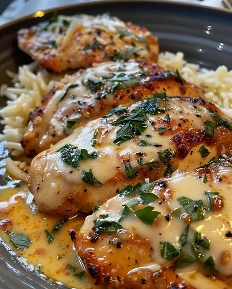 Garlic Butter Chicken with Parmesan Rice: A Delicious One-Pan Recipe - flavor foodie Chicken With Parmesan, Dinners Simple, Parmesan Rice, Rice Types, Pan Recipe, Garlic Butter Chicken, Cooking Guide, Quick Weeknight Dinners, One Pan Meals