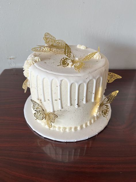 White And Gold Butterfly Cake, Cake With Gold Butterflies, White And Gold Birthday Cakes For Women, Golden Cake Design, White And Golden Cake, Virgo Cake Ideas, Gold Cake Ideas, Cake With Drip, Gold Butterfly Cake