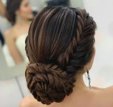 Ban Hairstyle Indian Wedding, Traditional Hair Bun, Long Hair Bridal Styles, Curls Long Hair, Long Hair Bridal, Brides Made, Long Bridal Hair, Hairstyles Design, Hair Style Vedio