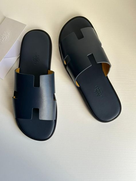 Mens Slippers Fashion Style, Men Leather Sandals Fashion, Fall Clogs, Casual Leather Sandals, Gents Shoes, Leather Slippers For Men, Swag Shoes, Leather Slippers, Slipper Shoes