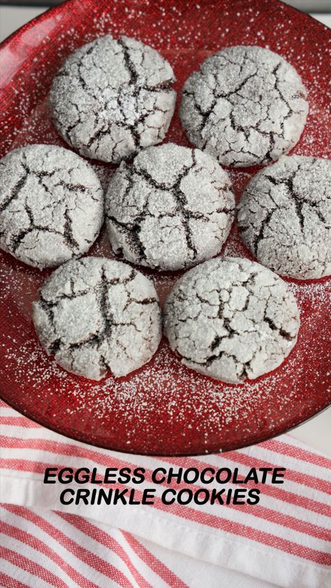 Eggless Chocolate Crinkle Cookies are fudgy, soft, and tender inside. These cookies are a blast for a perfect holiday season. The recipe is incredibly easy, and making it with kids will bring more fun and excitement. Chocolate Crinkle, Eggless Recipes, Chocolate Crinkle Cookies, Cookies Vegan, Chocolate Crinkles, Crinkle Cookies, Vegan Dessert, Vegan Dessert Recipes, Dough Balls