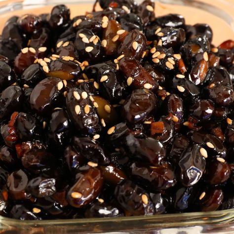 Geomeun-kongjorim (Braised black beans) recipe by Maangchi Korean Side Dish Recipes, Banchan Recipe, Rice Korean, Black Rice Recipe, Maangchi Recipes, Korean Food Side Dishes, Recipes Korean, Asian Side Dishes, Black Bean Recipes