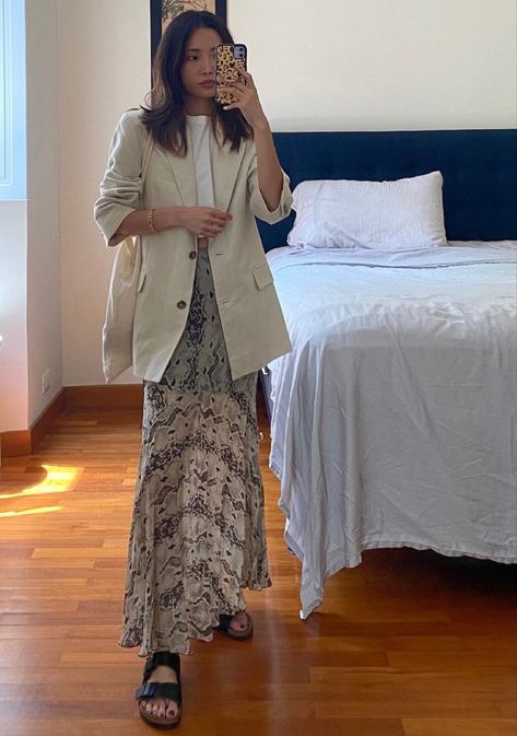 Warmer weather dress and blazer combo Blazer With Dress, Blazer And Dress, Weather Dress, Dress Blazer, Flowy Dresses, Fashion Book, Fashion Books, Flowy Dress, Blazer Dress