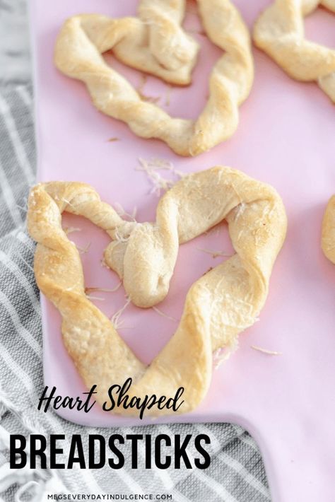 Heart Shaped Breadsticks are a simple way to add some festive flair to Valentines. Store-bought crescent dough & a few simple ingredients are all you need. Chocolate Strawberry Smoothie, Crescent Dough Sheet, Heart Shaped Pizza, Crescent Dough, Crescent Roll Dough, Recipes For Kids, Valentines Day Food, Mousse Recipes, Valentine's Day Recipes