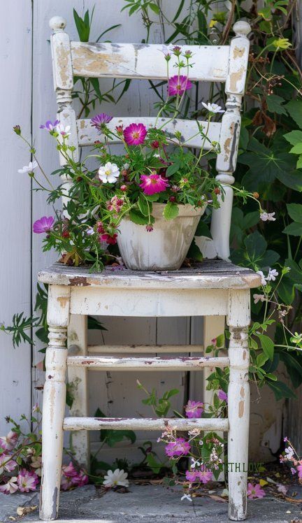 Chairs In The Garden, Design A Garden, Chair Planter, Small Garden Ideas, Upcycle Garden, Old Chairs, Home Garden Design, Garden Containers, Garden Yard Ideas