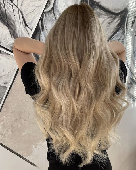 Blonde Hair Natural Roots, Dubai Summer, Blonde Hair With Roots, Perfect Blonde Hair, Dress Runway, Weft Extensions, Summer Blonde Hair, Outfit Elegant, Brunette Hair With Highlights