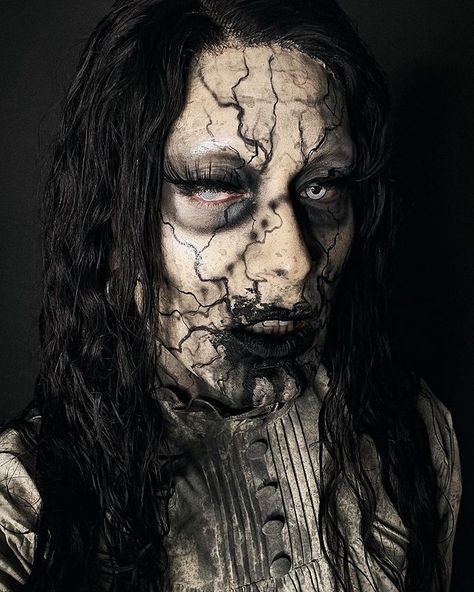 Haunted House Makeup, Dark Fairy Costume, Spider Makeup, Demon Makeup, Zombie Halloween Makeup, Vampire Bride, Horror Make-up, Creepy Halloween Makeup, Face Paint Makeup