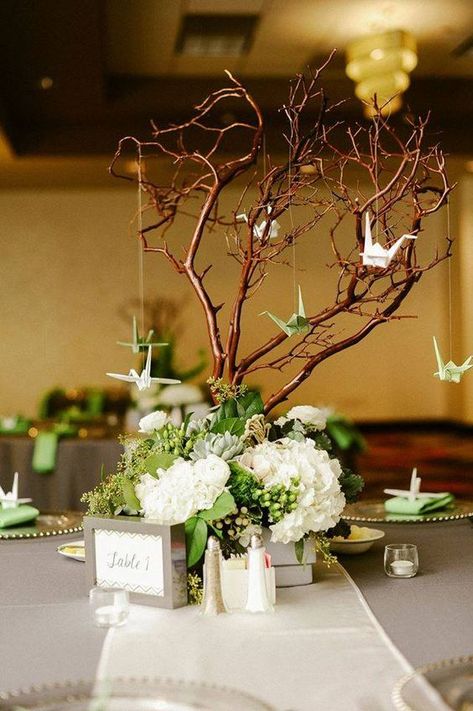 Origami Wedding Decor, Paper Crane Wedding, Crane Wedding, Cool Origami, Reception Table Centerpieces, Branch Centerpieces, Origami Wedding, Tafel Decor, Paper Cranes