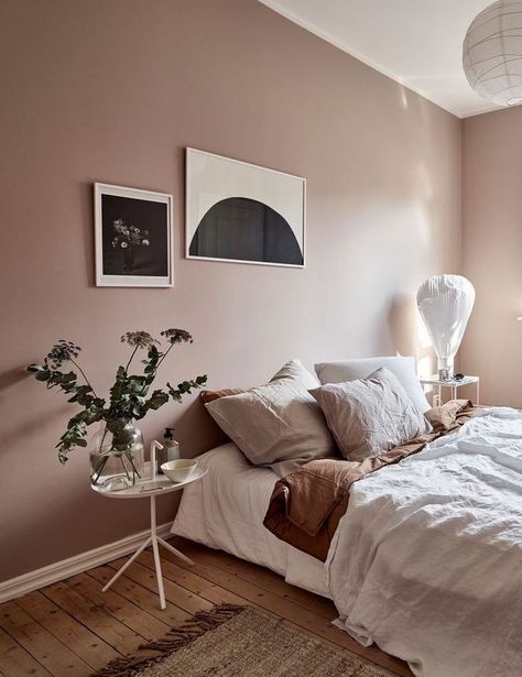 Scandi Style Bedroom, Dusty Pink Bedroom, Pink Bedroom Walls, Bedroom Wall Colors, Dekorasi Kamar Tidur, 아파트 인테리어, Pink Bedroom, Bedroom Paint, Pink Walls