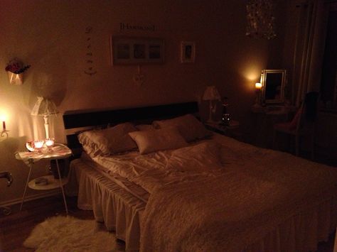 Aesthetic Dark Room, Autumn Bedroom Aesthetic, Downtown Girl Bedroom, Girl Bedroom Aesthetic, Bedroom Inspo Aesthetic, Bedroom Autumn, Dark Room Aesthetic, Girl Aesthetic Dark, Aesthetic Cozy Bedroom